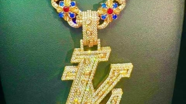真的壕亚马尔获赠一价值40万欧的黄金钻石专属项链，造型为LY